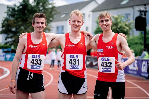 Die 3x1000m Staffel der LG Brillux Muenster: Marco Sietmann (LG Brillux Muenster), Jens Kassebeer (LG Brillux Muenster), Silas Zahlten (LG Brillux Muenster) am 29.05.2022 waehrend der Deutschen Meisterschaften Langstaffel im Otto-Schott-Sportzentrum in Mainz